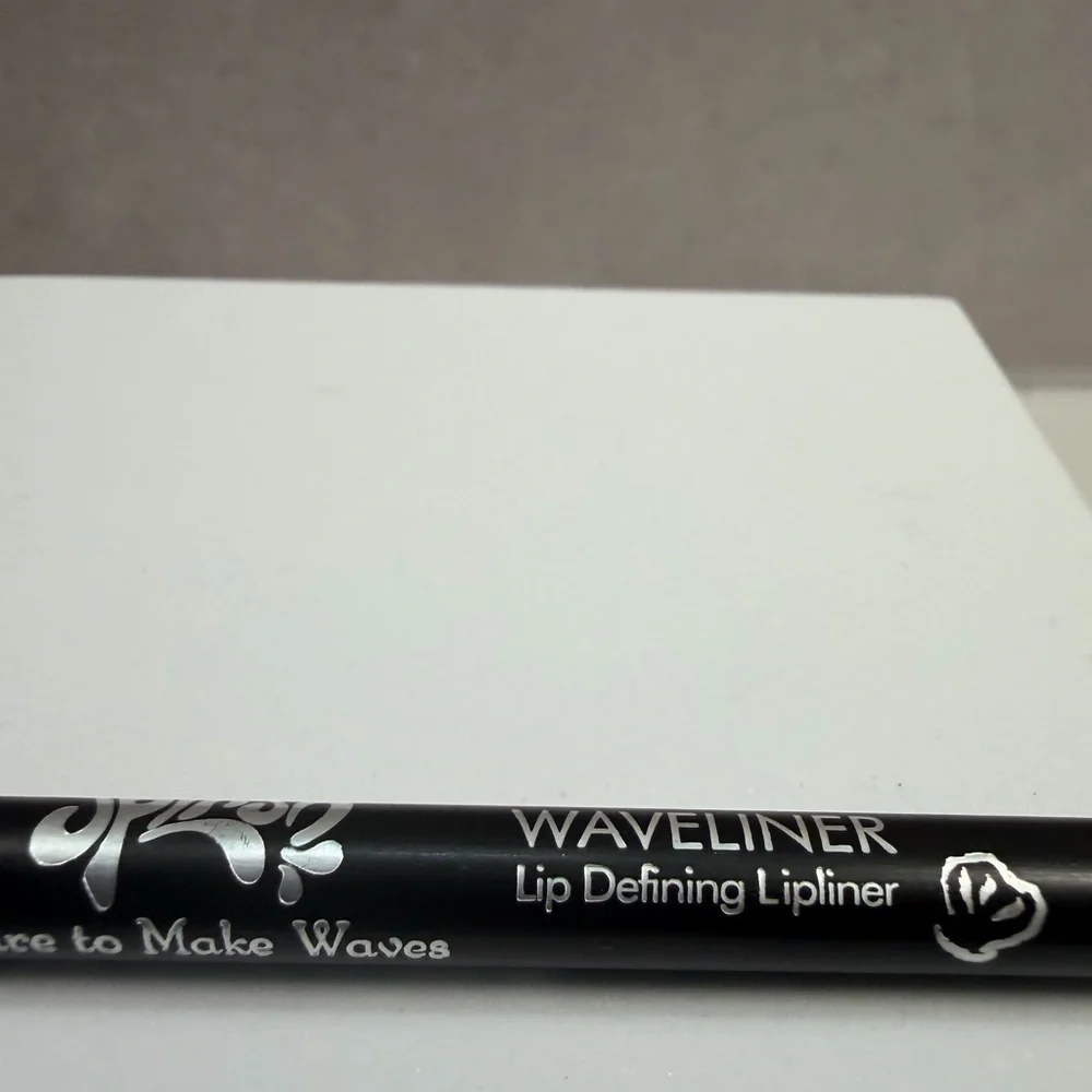 🩷5/$10 Waveliner Lip Defining Liner in Red